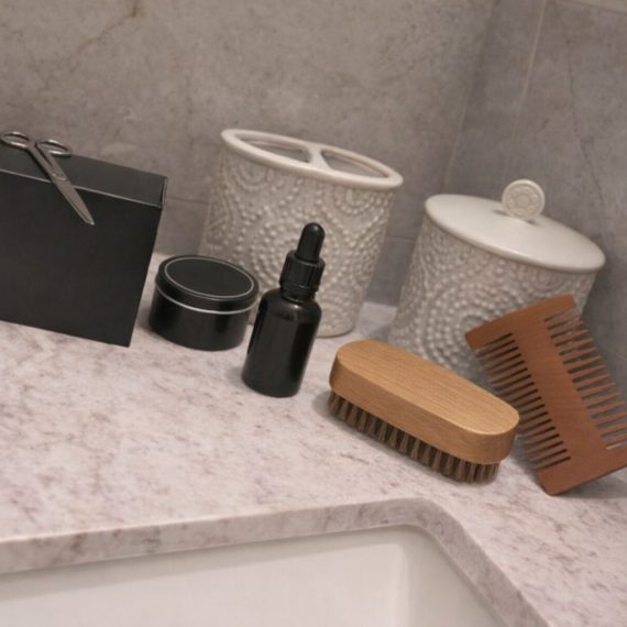 Tyylikkäitä kylpyhuonetarvikkeita marmoritasolla.