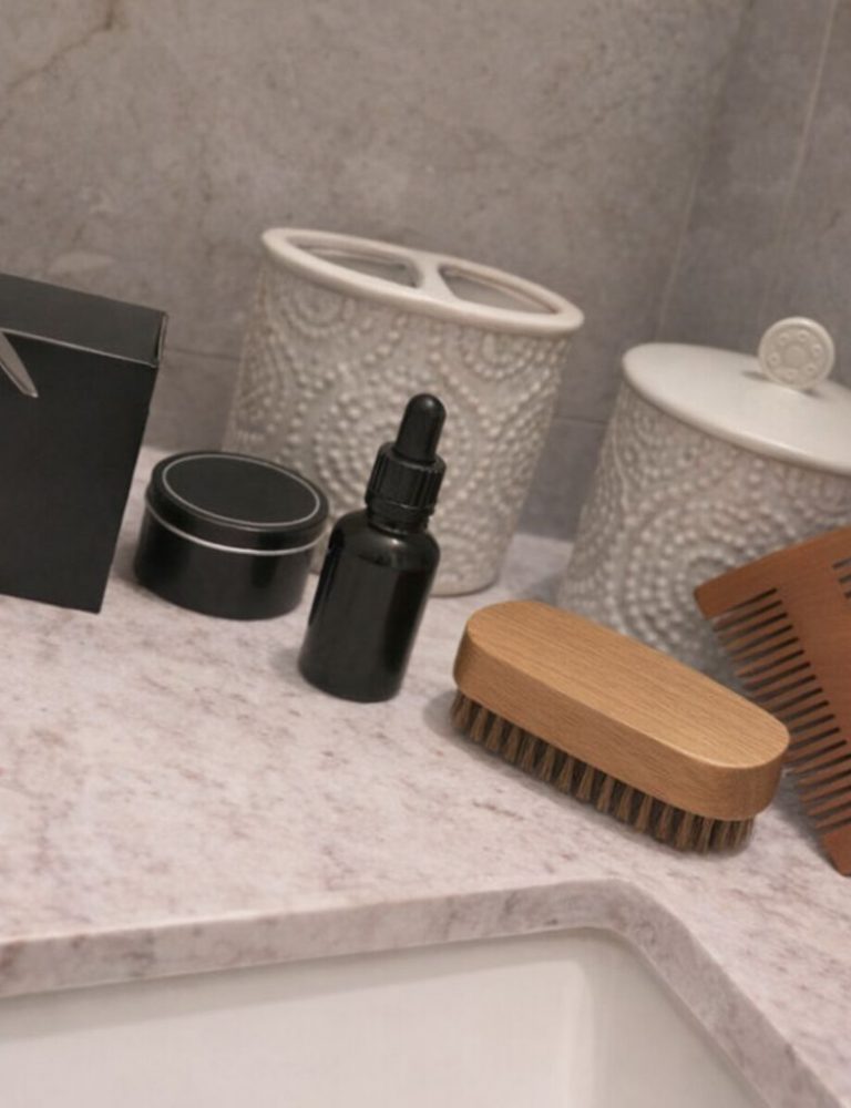 Tyylikkäitä kylpyhuonetarvikkeita marmoritasolla.